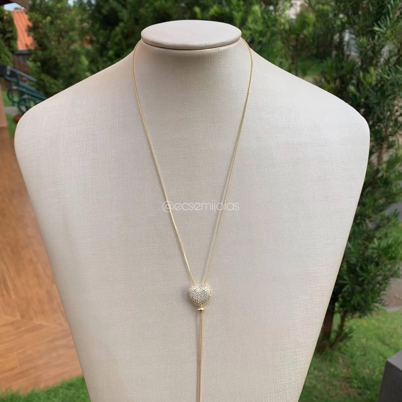 Colar gravata coração cravejado- banhado a ouro 18k