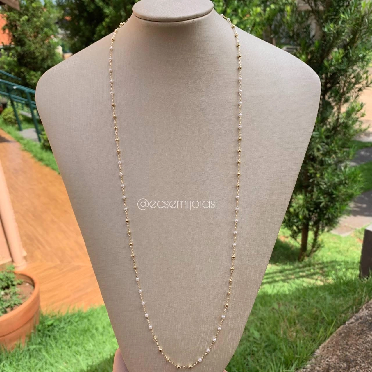 colar longo bolas lisas e pérola - banhado a ouro 18k