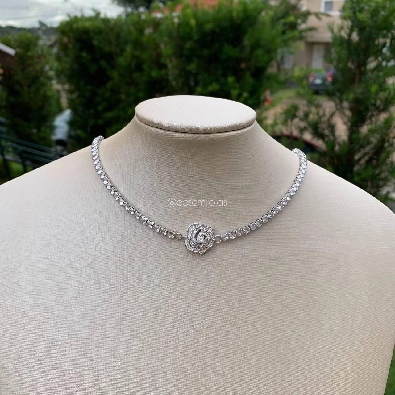Colar rosa cravejada riviera - banhado a ródio branco