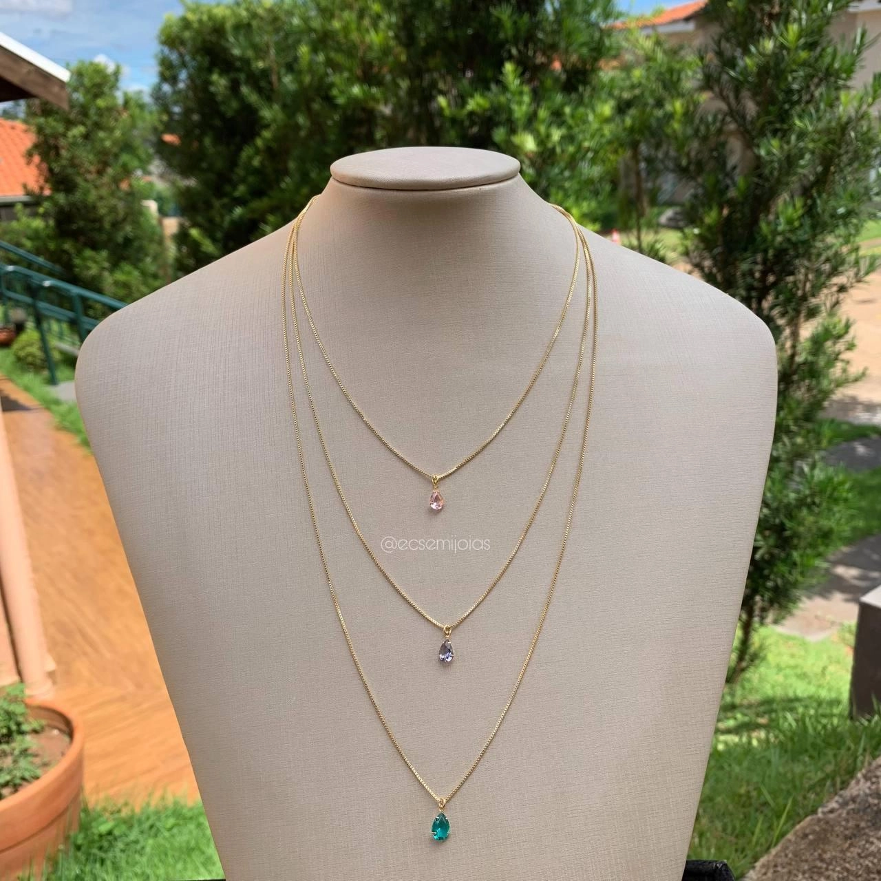 colar três andares com gota coloridas - banhado a ouro 18k