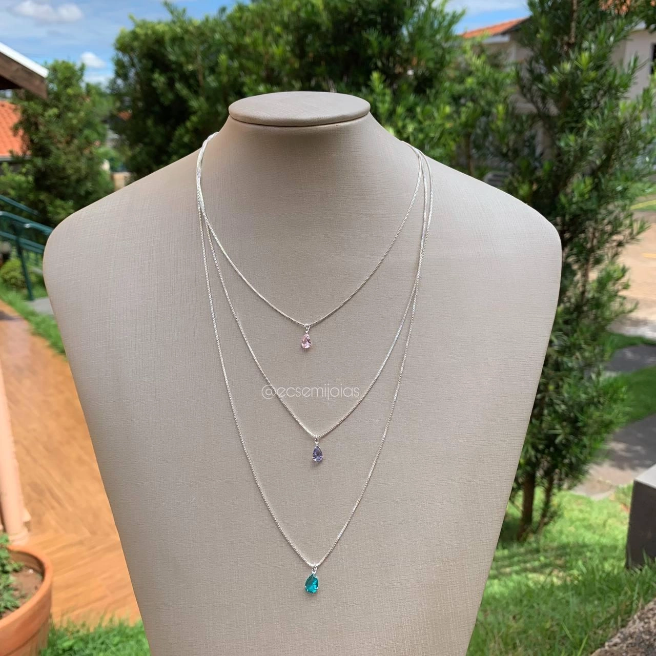 colar três andares com gota coloridas - banhado a prata 925
