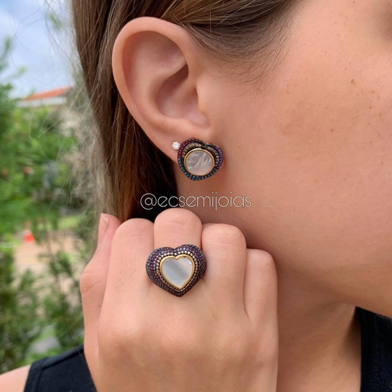 Conjunto anel e brinco coração de madrepérola no centro c/ cravejado colorido e volta- banhado a ouro 18k