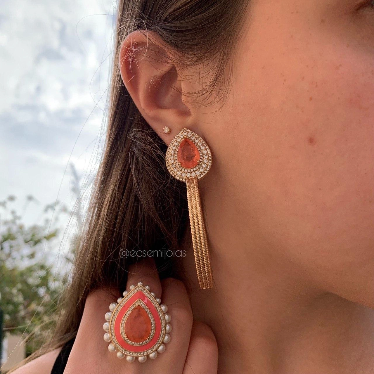 Conjunto anel gota cravejado com pedra no centro, esmaltado e pérolas em volta , c/ brinco gota cravejada com meia argola - banhado a ouro 18k