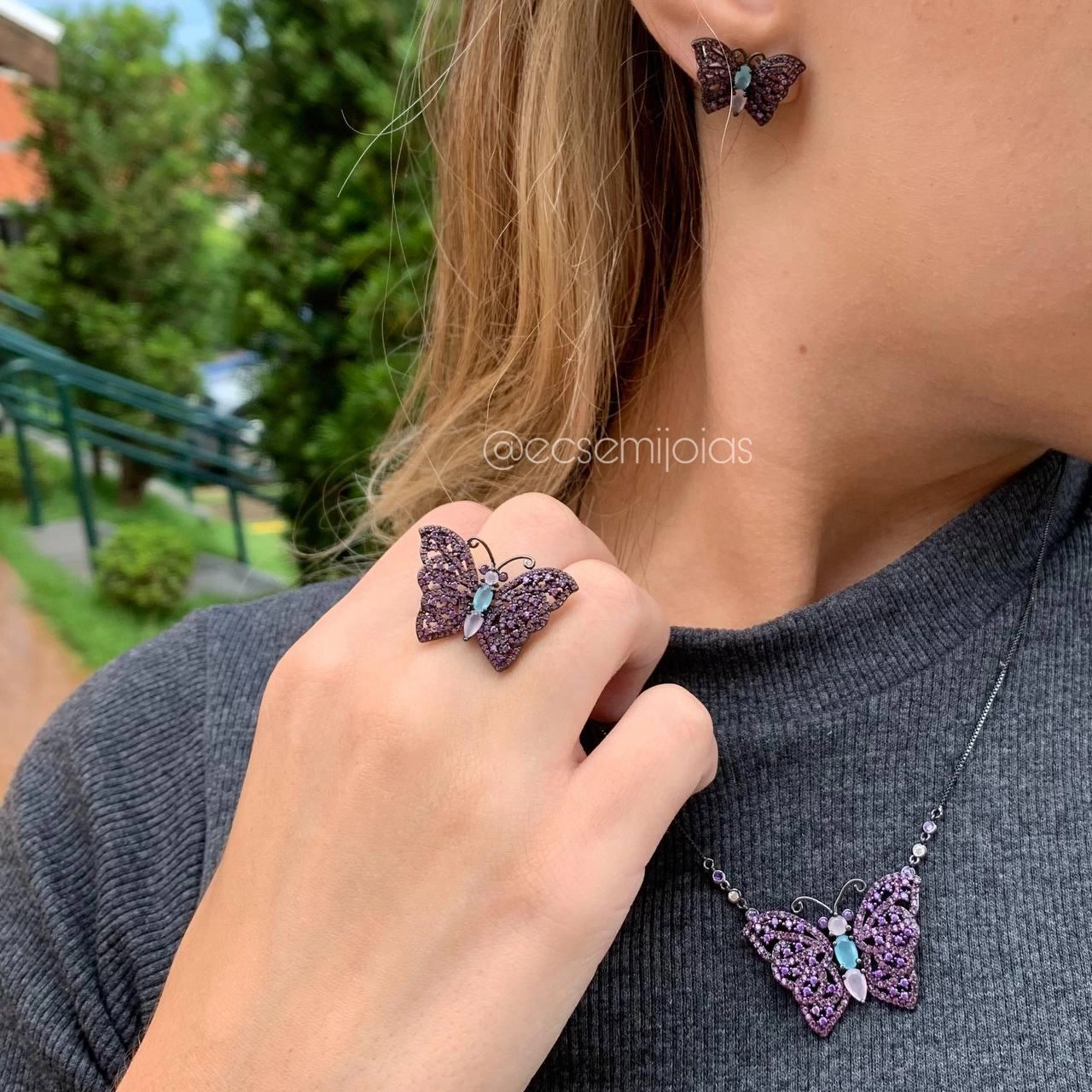 Conjunto brinco, colar e anel borboleta cravejada colorida - banhada a ródio negro