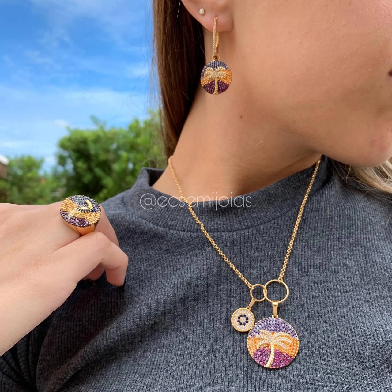 Conjunto brinco, colar e anel coqueiro e tucano cravejado - banhado a ouro 18k