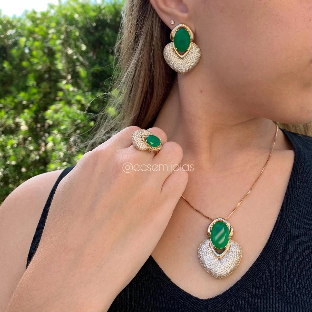 Conjunto brinco, colar e anel pedra esmeralda oval em volta cravejado em formato de coração - banhado a ouro 18k