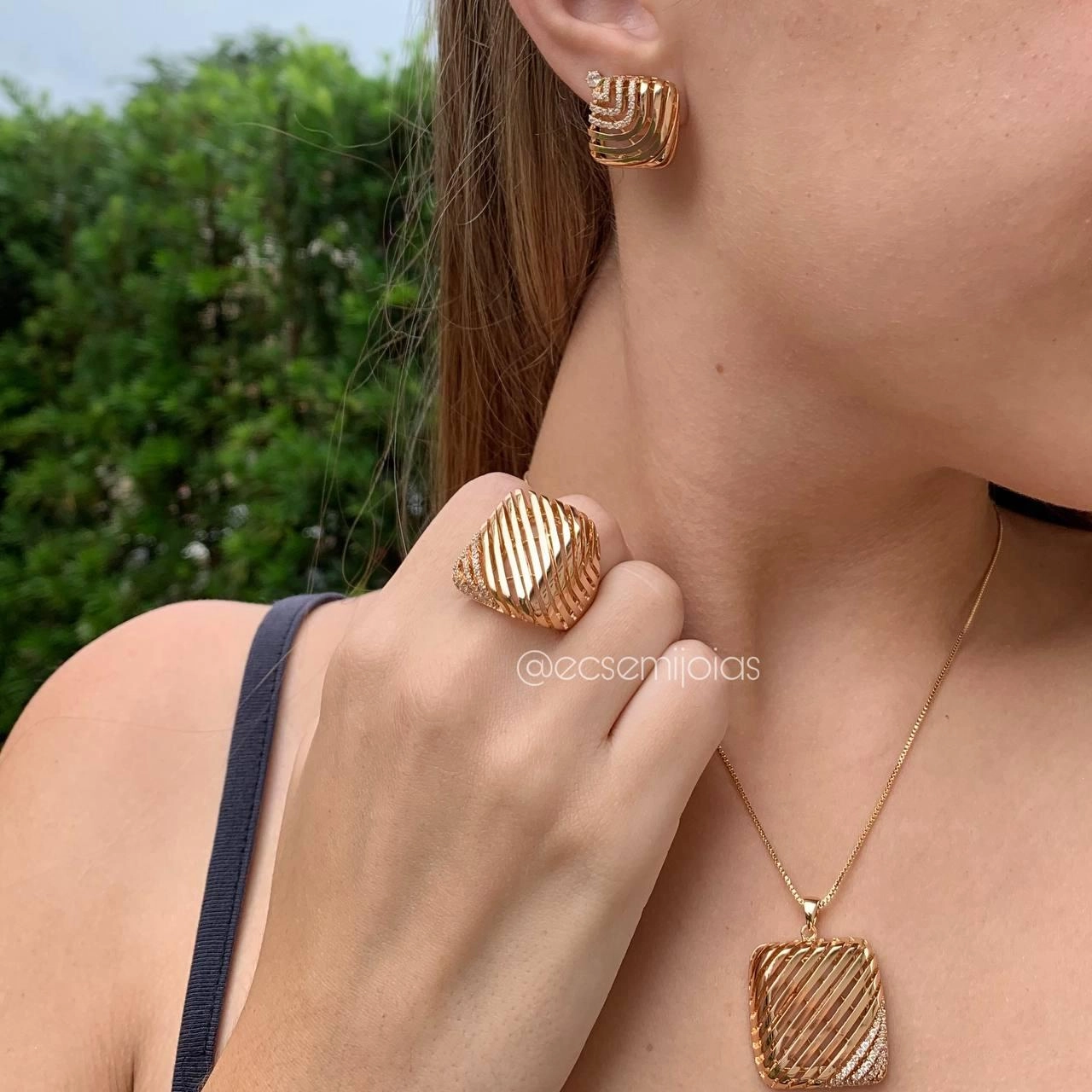 Conjunto brinco, colar e anel quadrado vazado com 4 filetes cravejado - banhado a ouro 18k