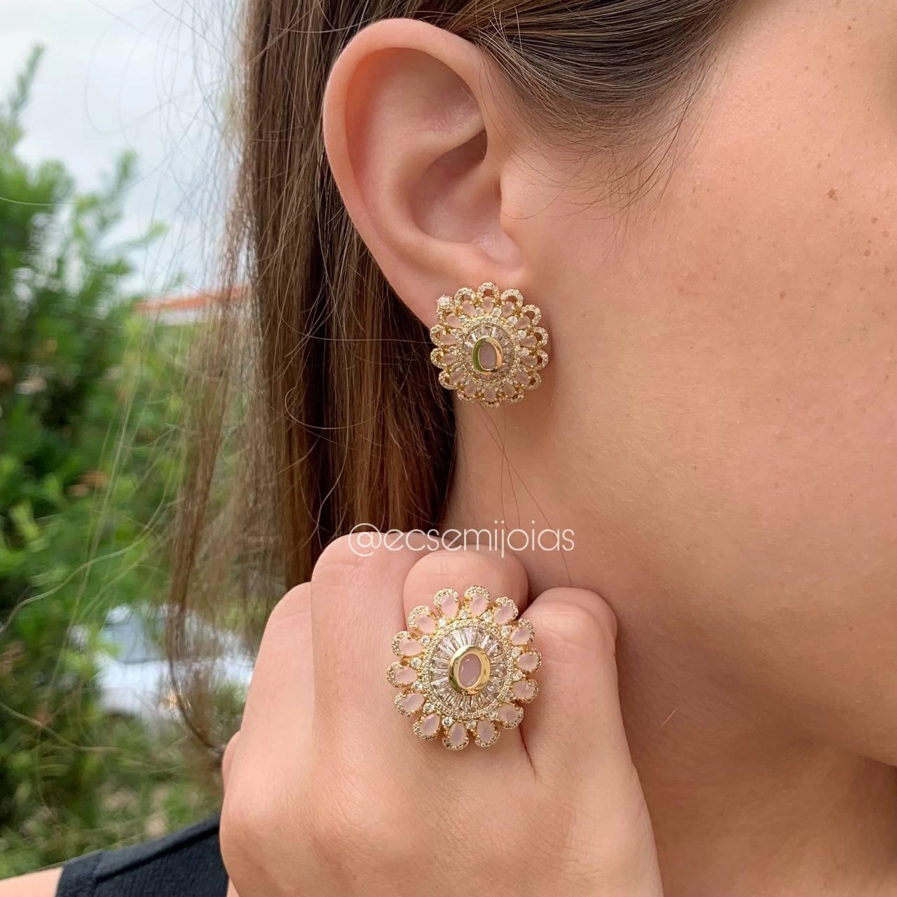 Conjunto brinco e anel redondo cravejado com zircônia baguete - banhado a ouro 18k