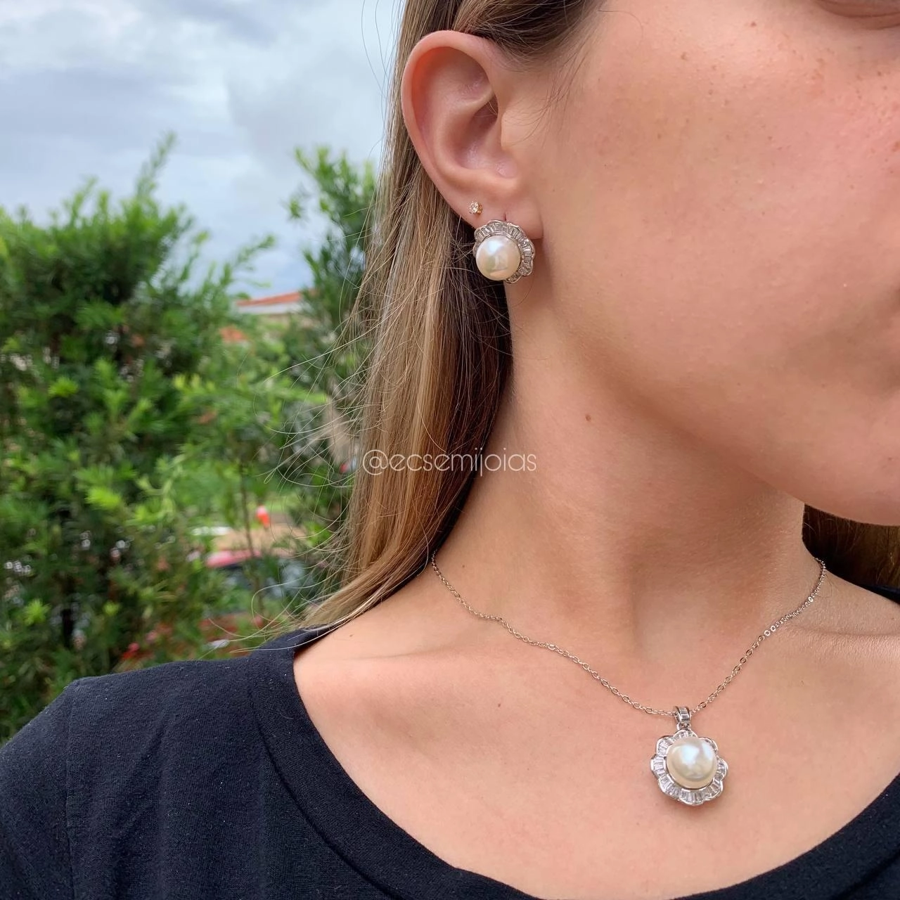 Conjunto de brinco e colar cravejado com pérola no centro- banhado a ródio branco