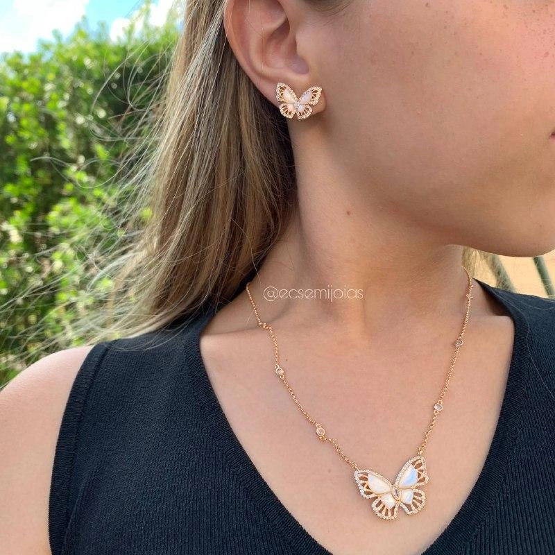 Conjunto de brinco e colar delicado de borboleta de madrepérola com asas cravejadas - banhado a ouro 18k