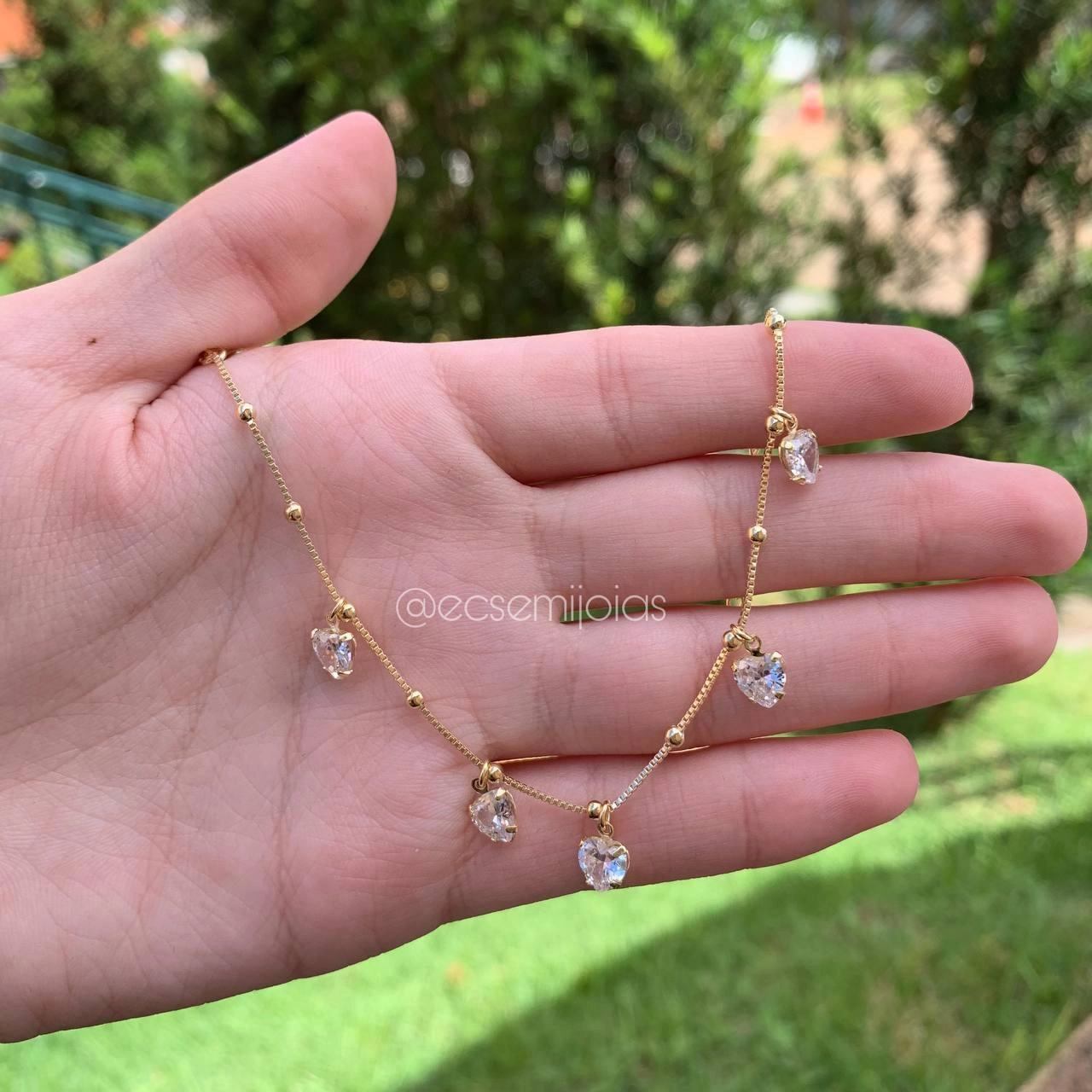Pulseira de bolinhas com corações pendurados delicada - banhada a ouro 18k
