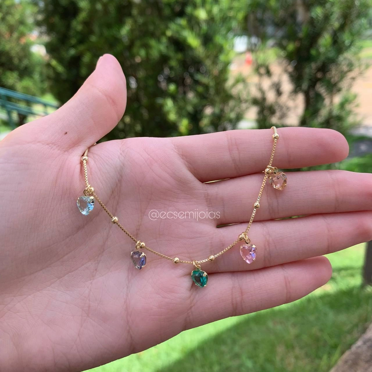Pulseira de bolinhas com corações pendurados delicada - banhada a ouro 18k