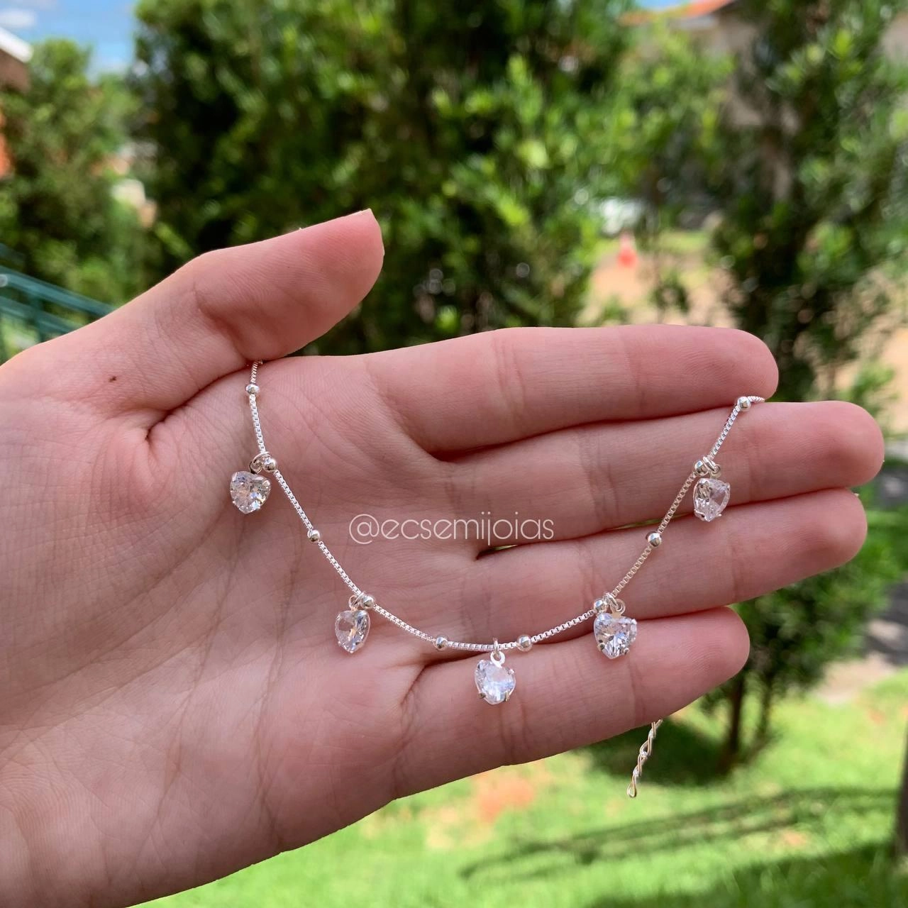 Pulseira de bolinhas com corações pendurados delicada - banhada a prata 925