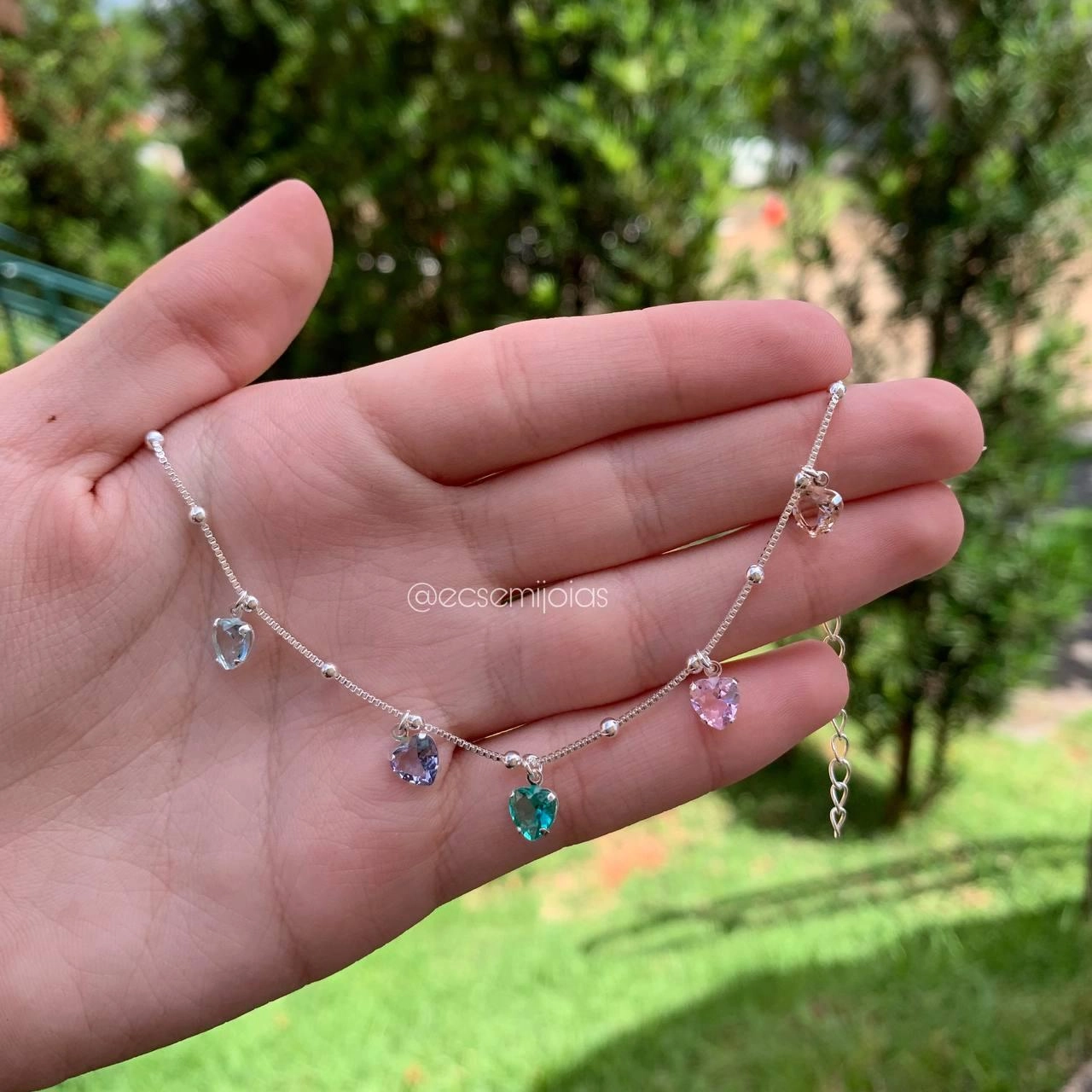 Pulseira de bolinhas com corações pendurados delicada - banhada a prata 925