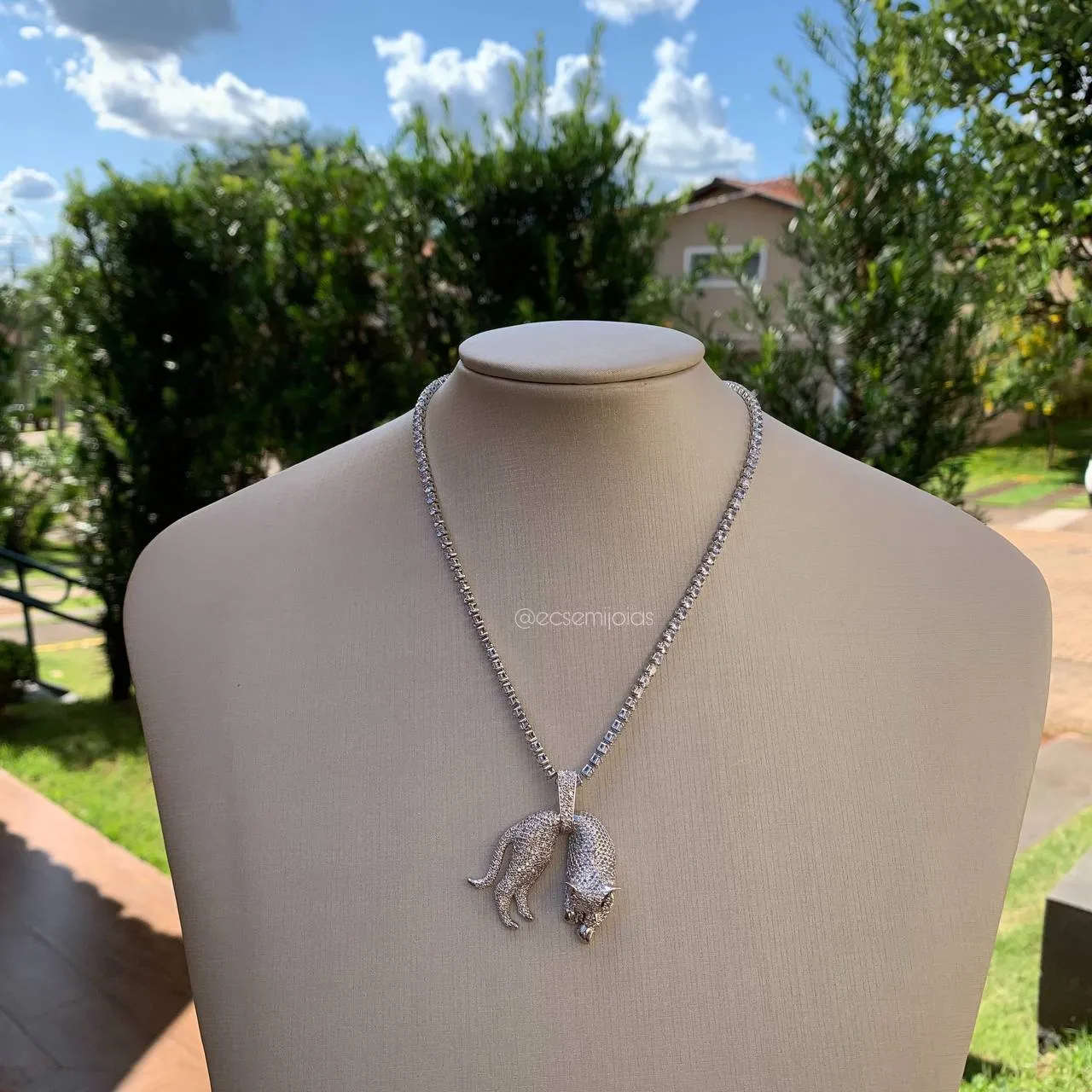 Riviera de 45cm -pedra de 3mm - com pingente de pantera  banhado a ródio branco