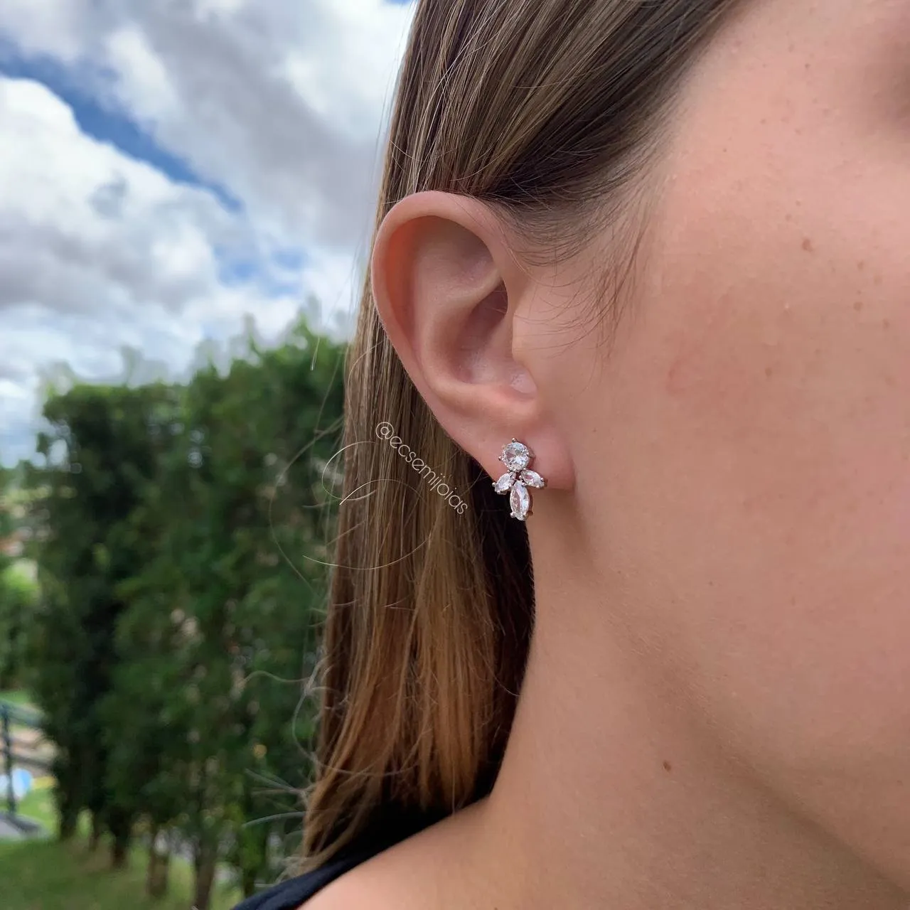 Brinco ear cuff cravejado com zircônia navete - banhado a ródio branco