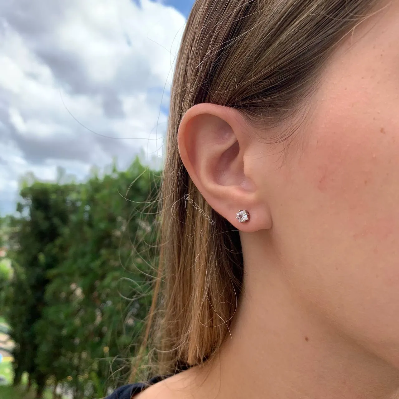 Brinco ear cuff cravejado com 9 zircônias baguete - banhado a ródio branco