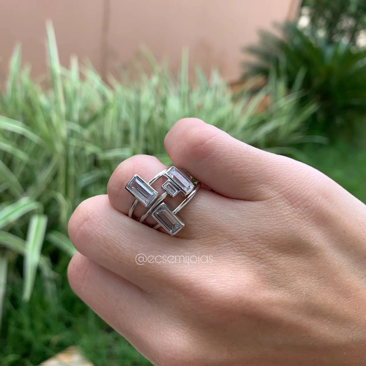 Conjunto brinco meia argola com três pedras retangulares  e anel trio com três pedras retangulares - banhado a ródio branco