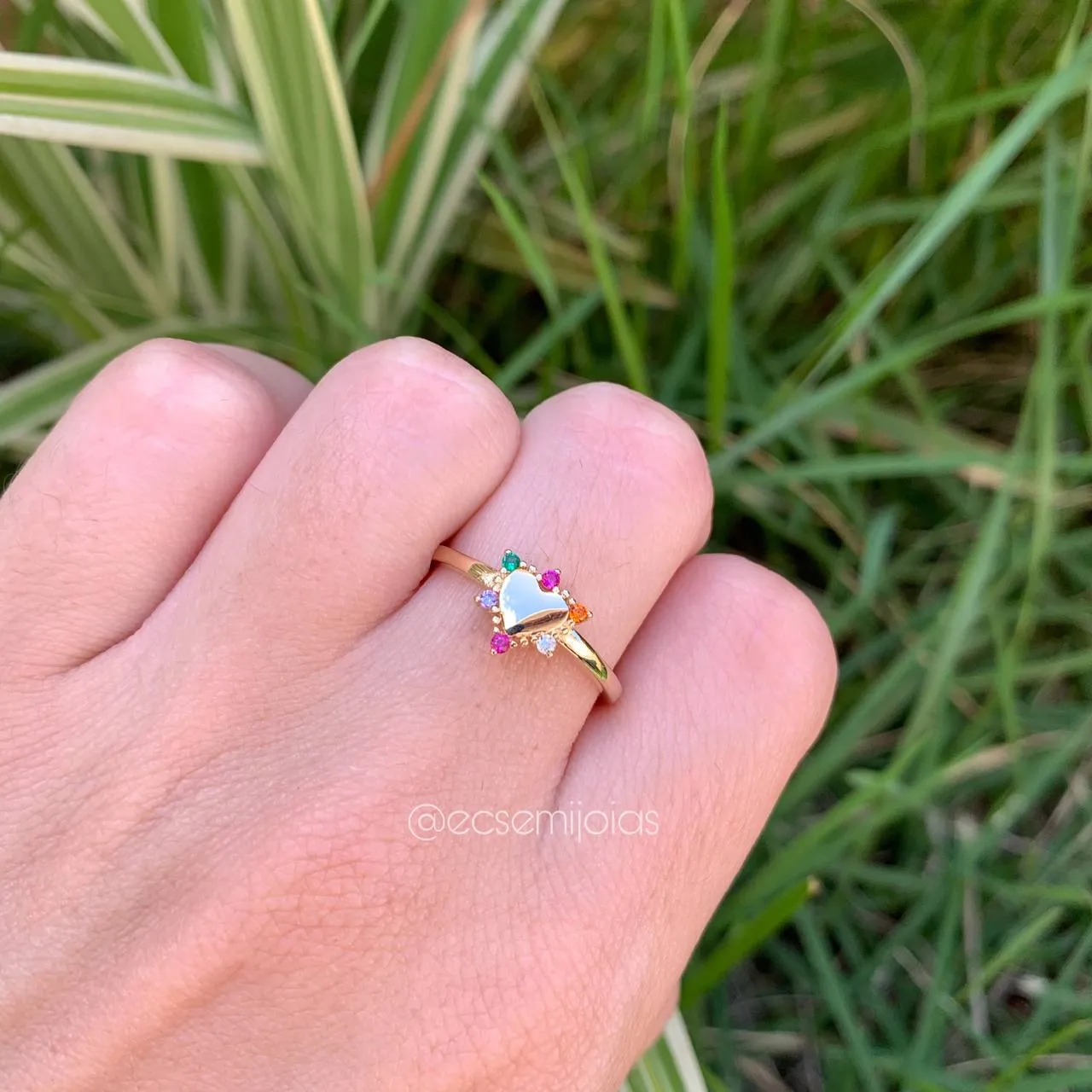 Anel com coração liso com zircônias coloridas em volta- banhado a ouro 18k - coleção love colors