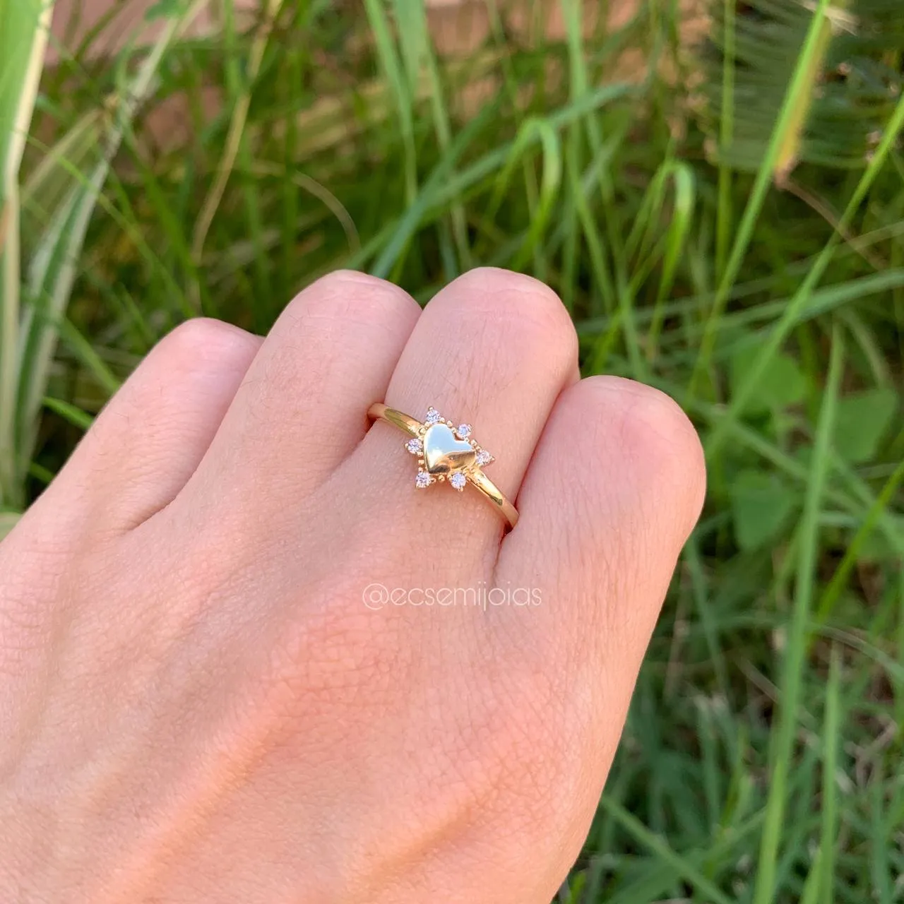 Anel com coração liso com zircônias  em volta- banhado a ouro 18k  - coleção love colors