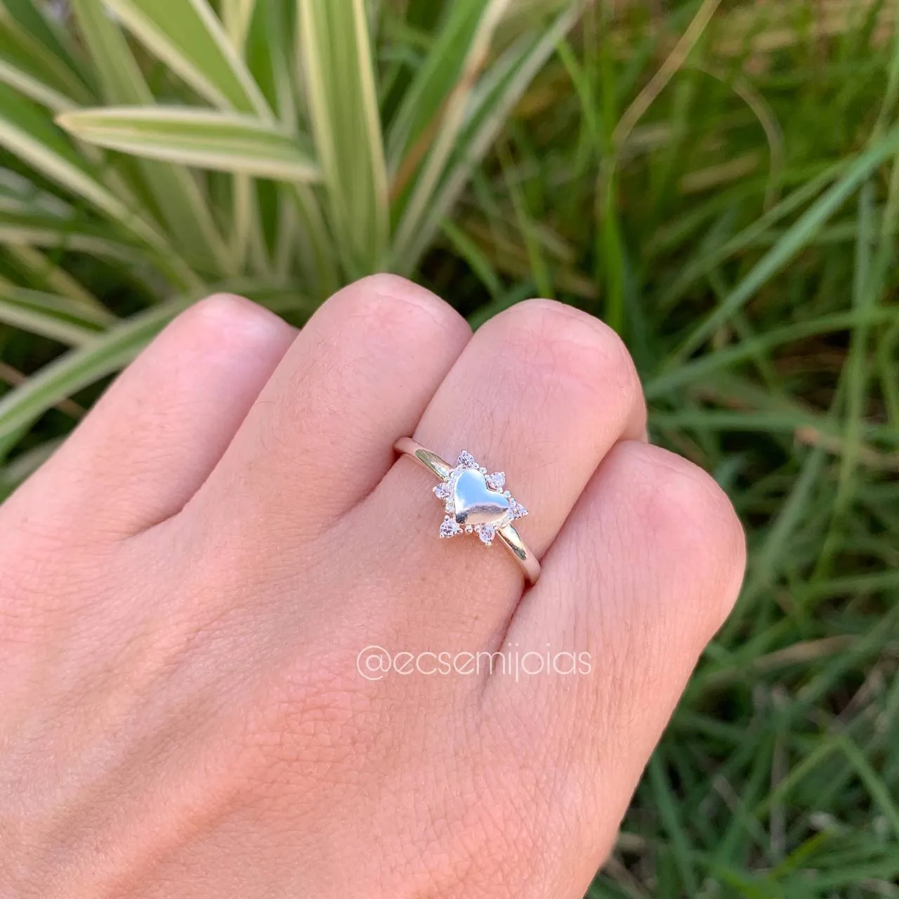 Anel com coração liso com zircônias  em volta- banhado a prata 925 - coleção love colors