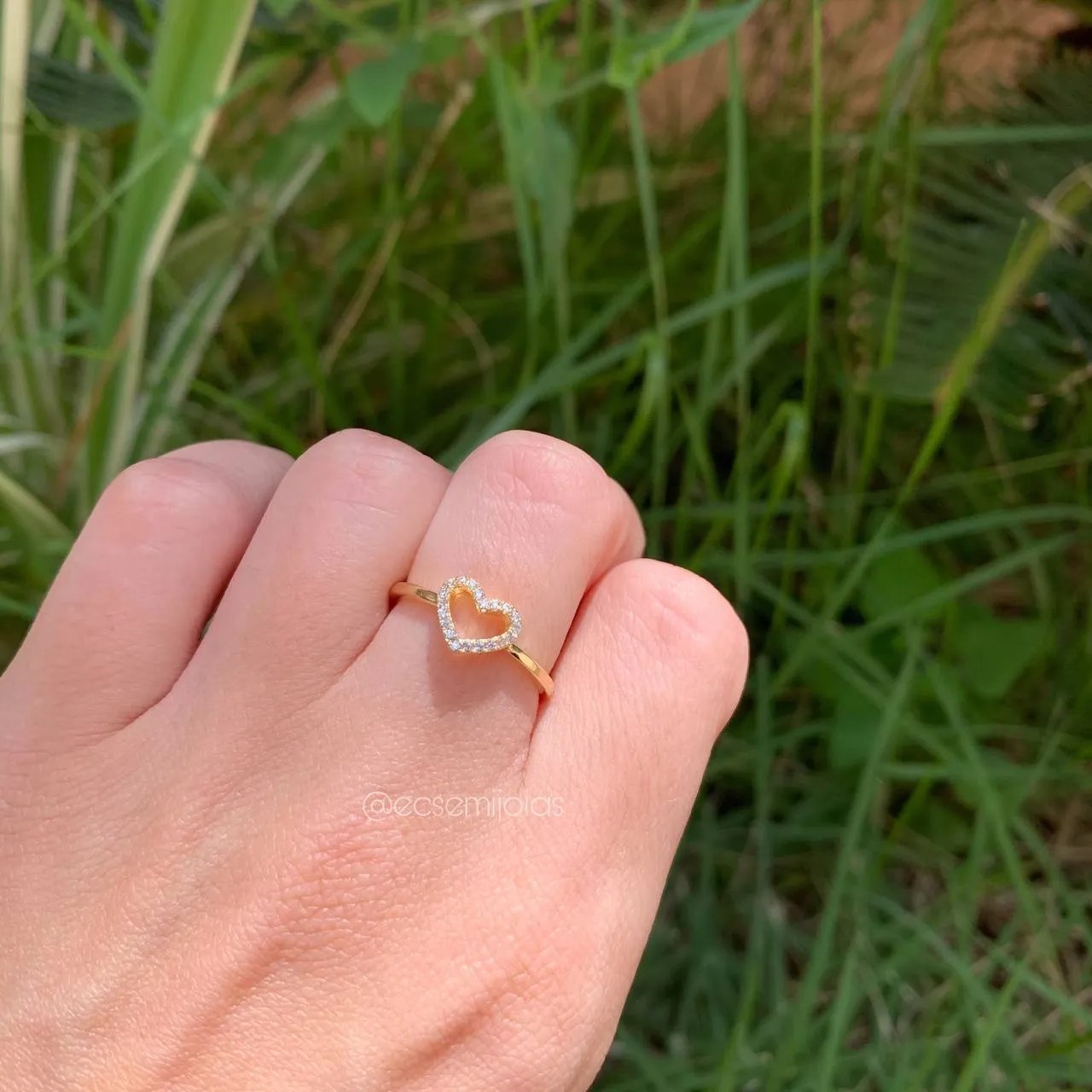 Anel com coração vazado cravejado- banhado a ouro 18k - coleção love colors