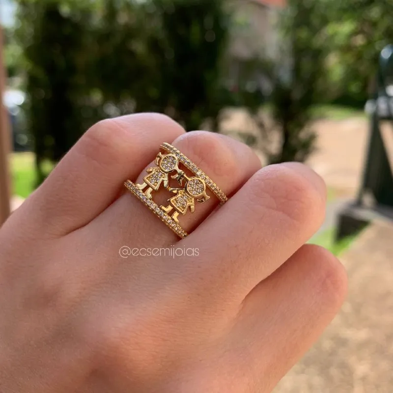 Anel duas crianças, duas meninas - banhado a ouro 18k