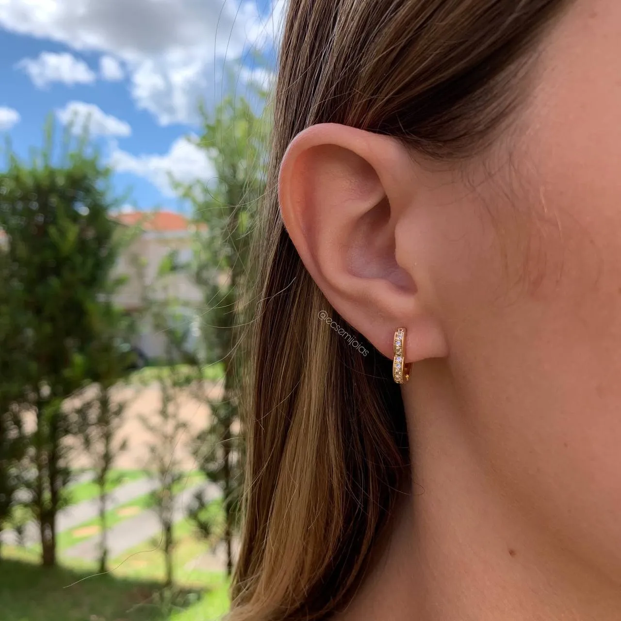 Brinco argola de coração cravejada com borda lisa  M - banhada a ouro 18k - coleção love colors