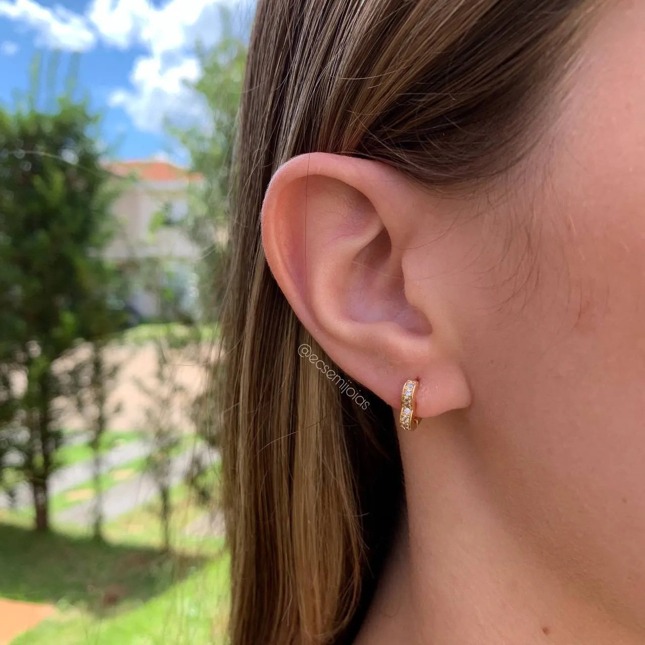 Brinco argola de coração cravejada com borda lisa  P - banhada a ouro 18k - coleção love colors
