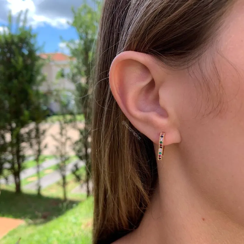 Brinco argola de coração cravejada  G -banhada  a ouro 18k  - coleção love colors