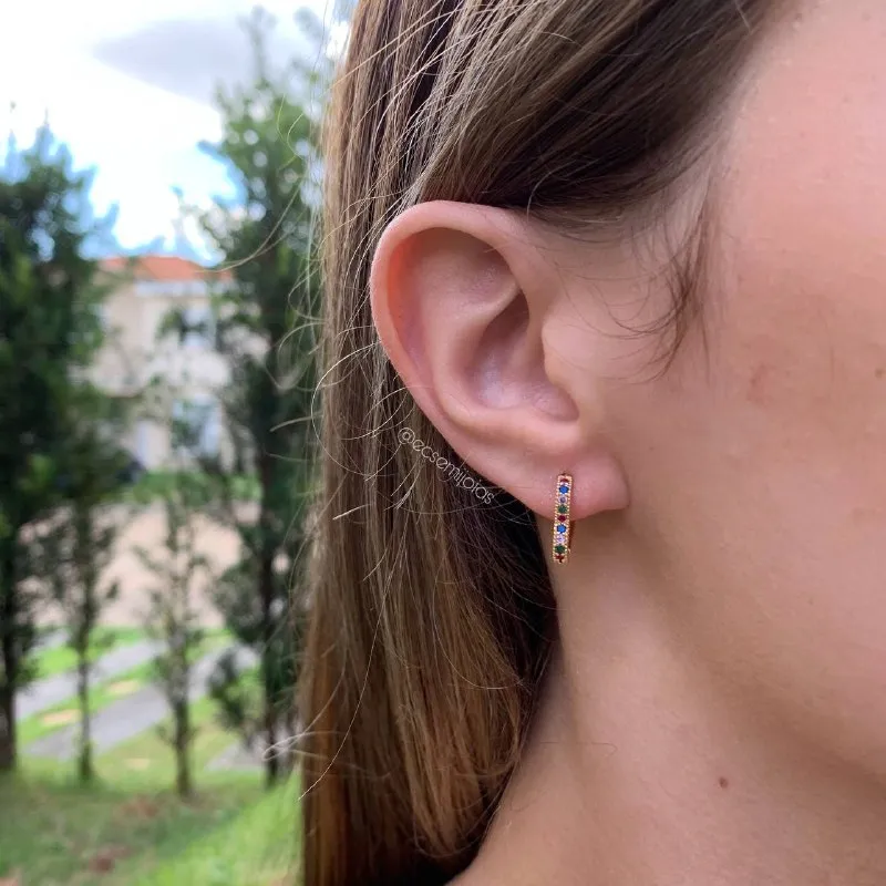 Brinco argola de coração cravejada  M  -banhada a ouro 18k - coleção love colors