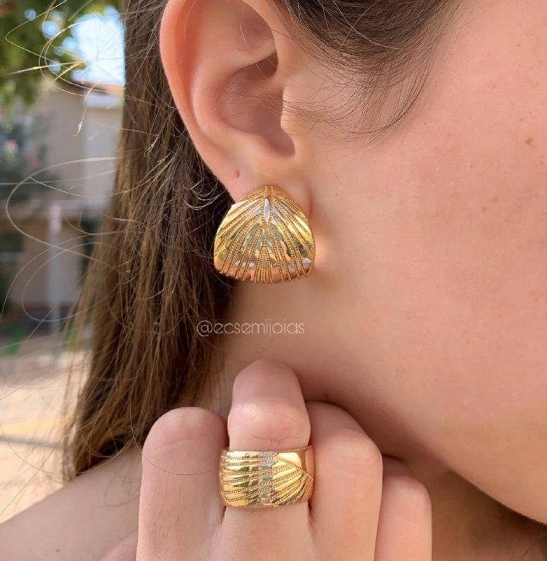 Brinco argola larga e anel desenho de flor - banhado a ouro 18k