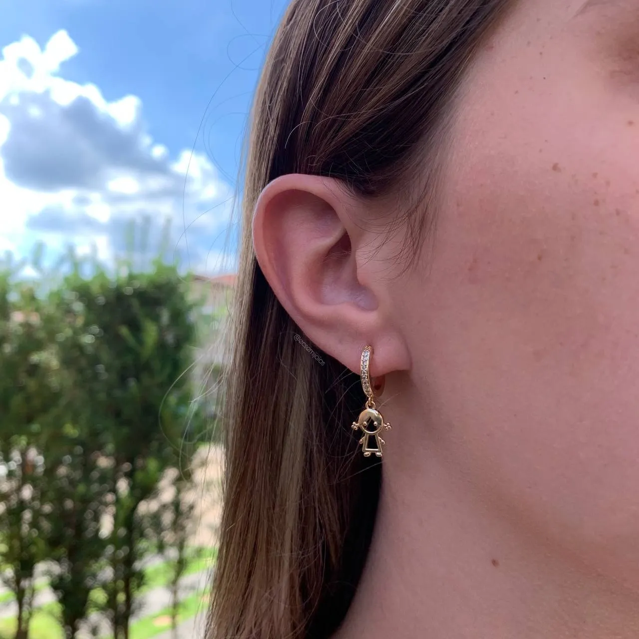 Brinco argola pequena cravejada com menina pendurada - banhado a ouro 18k