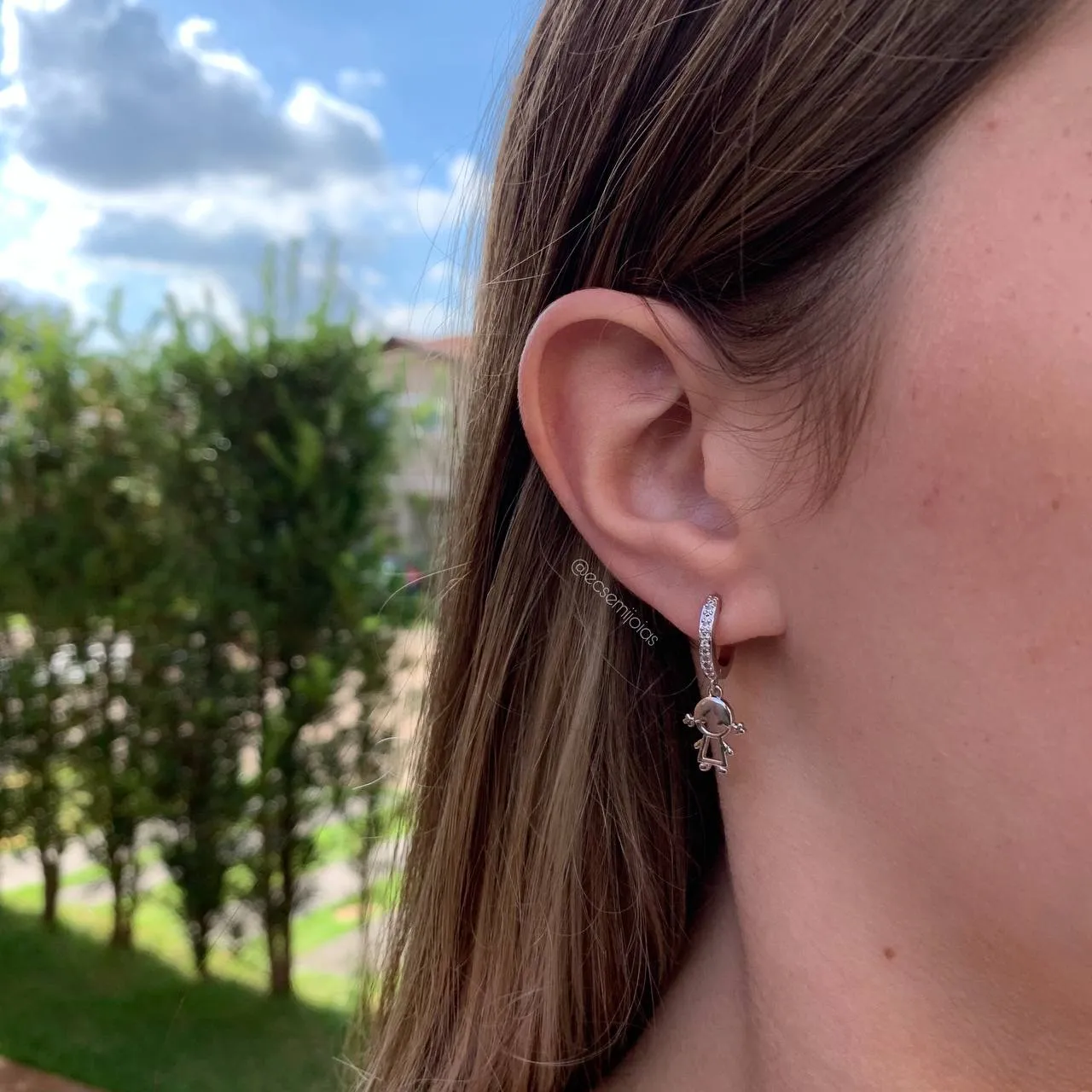 Brinco argola pequena cravejada com menina pendurada - banhado a ródio branco