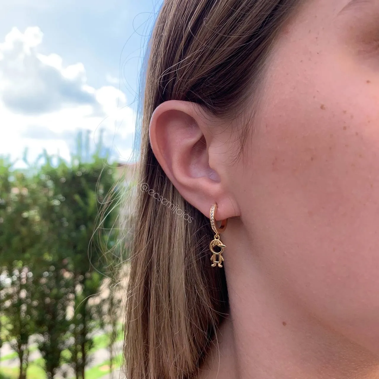 Brinco argola pequena cravejada com menino pendurada - banhado a ouro 18k