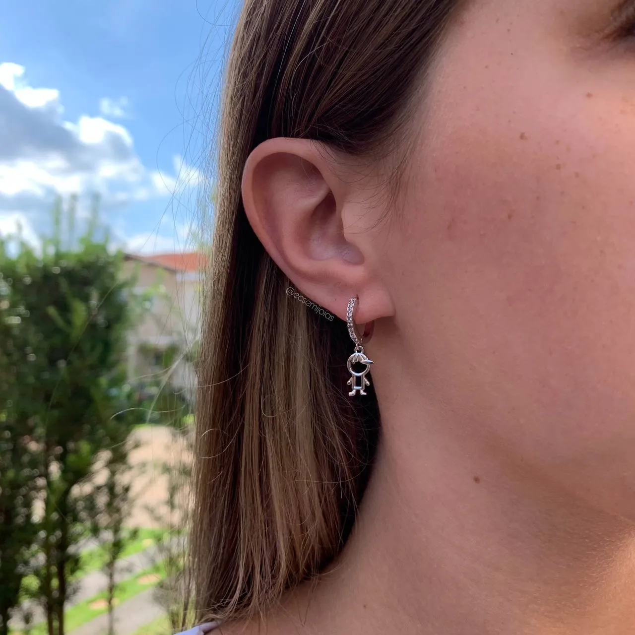 Brinco argola pequena cravejada com menino pendurada - banhado a ródio branco