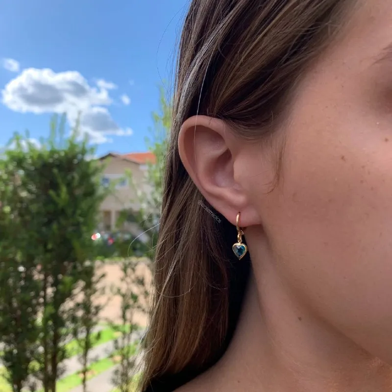 Brinco argola tranqueta com um coração - banhado a ouro 18k - coleção love colors