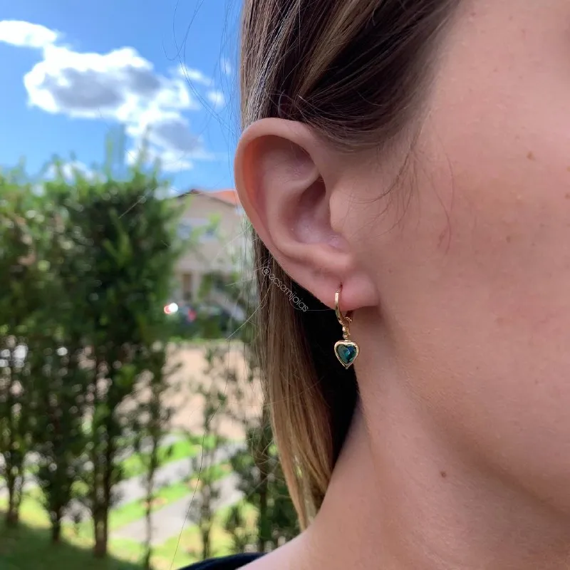 Brinco argola tranqueta com um coração - banhado a ouro 18k - coleção love colors