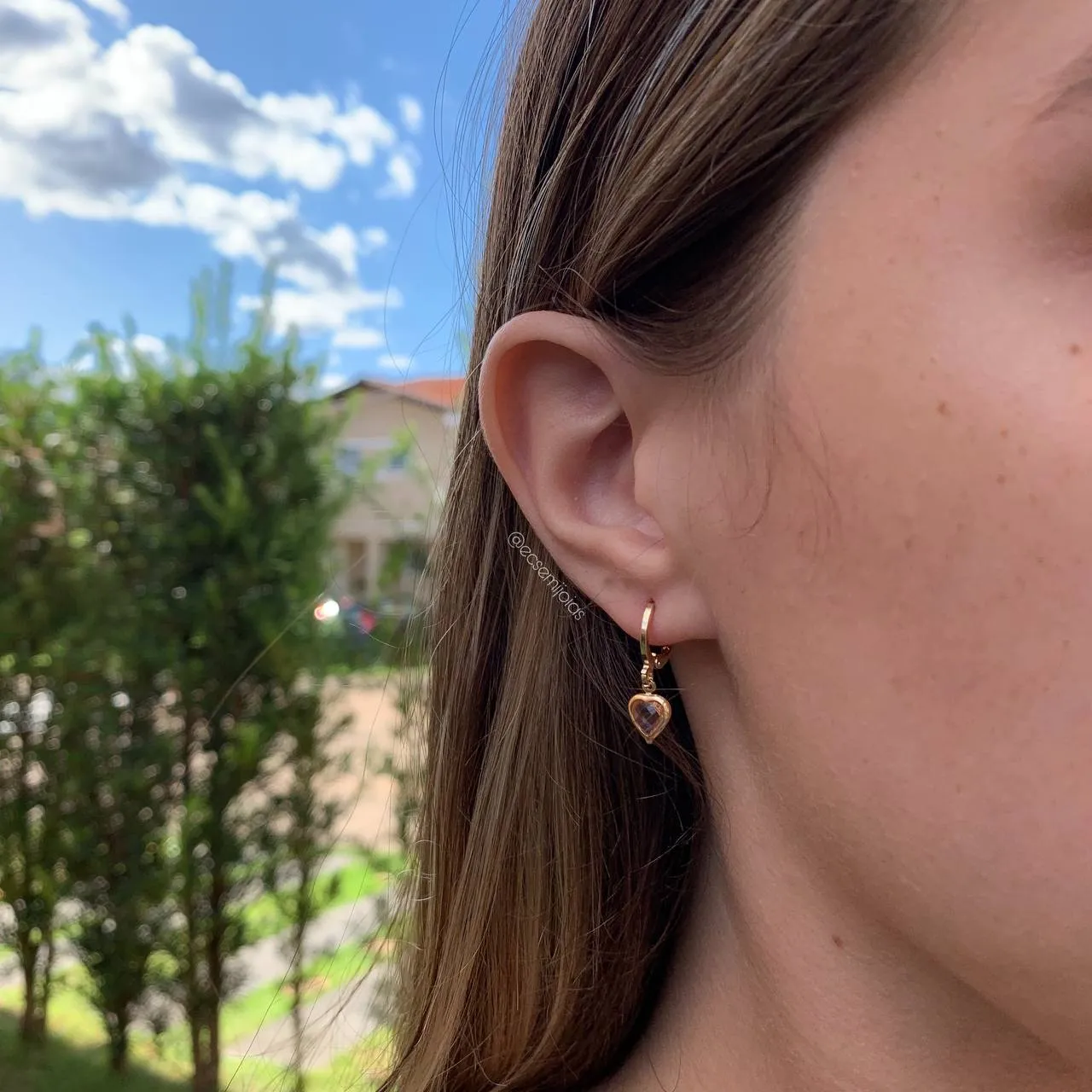Brinco argola tranqueta com um coração - banhado a ouro 18k  - coleção love colors