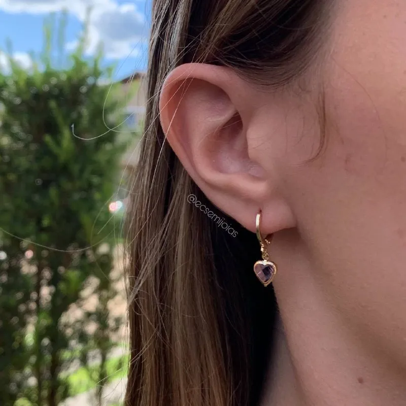Brinco argola tranqueta com um coração - banhado a ouro 18k  - coleção love colors