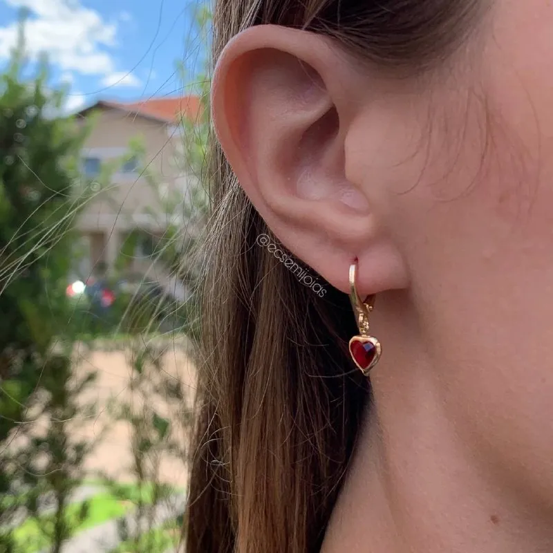 Brinco argola tranqueta com um coração - banhado a ouro 18k -  coleção love colors