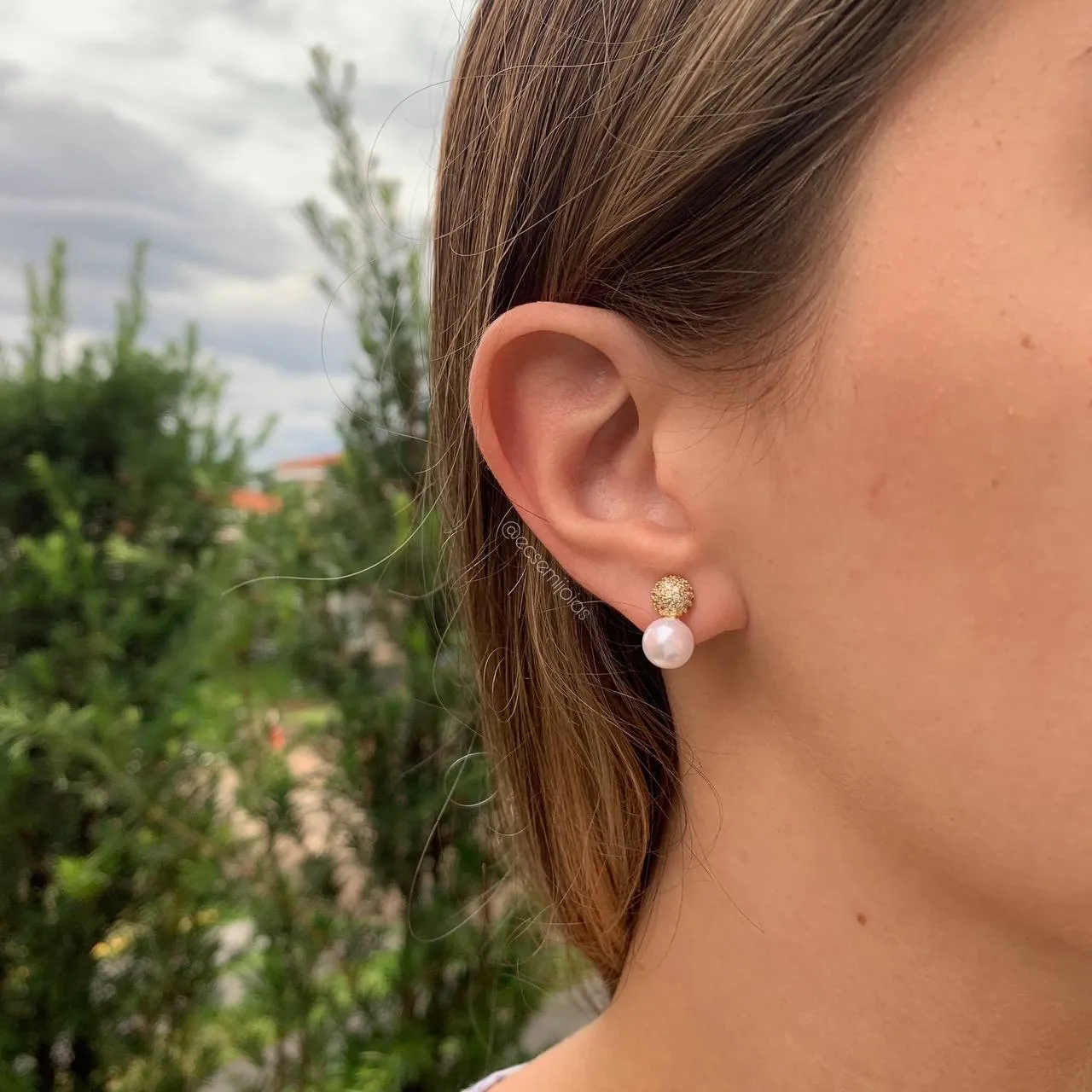 Brinco bola cravejada com perola - banhada a ouro 18k