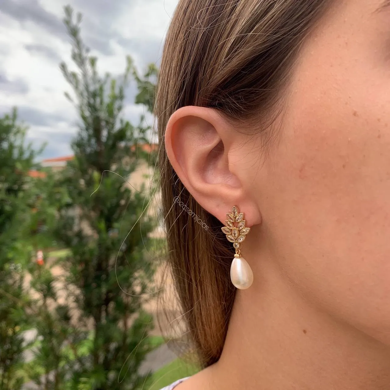 Brinco com folhas cravejado com pérola em formato de gota - banhado a ouro 18k