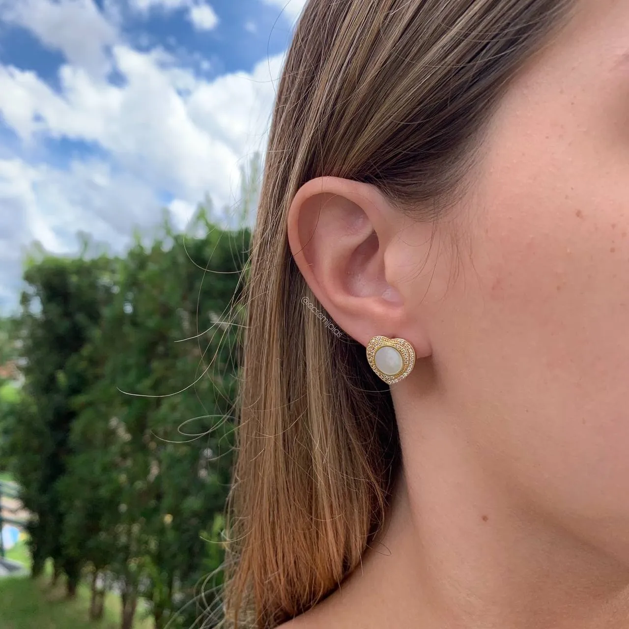 Brinco coração cravejado com madrepérola - banhado a ouro 18k