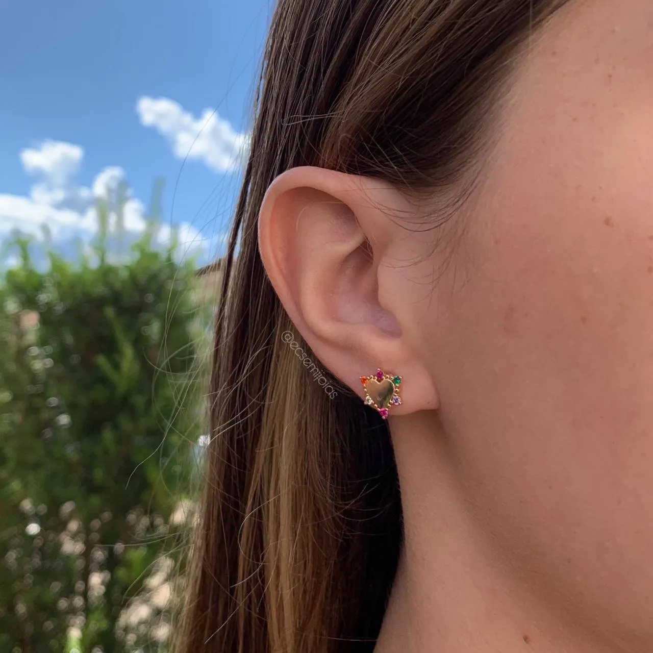 Brinco coração liso com zircônias em volta G - banhada a ouro 18k - coleção love colors