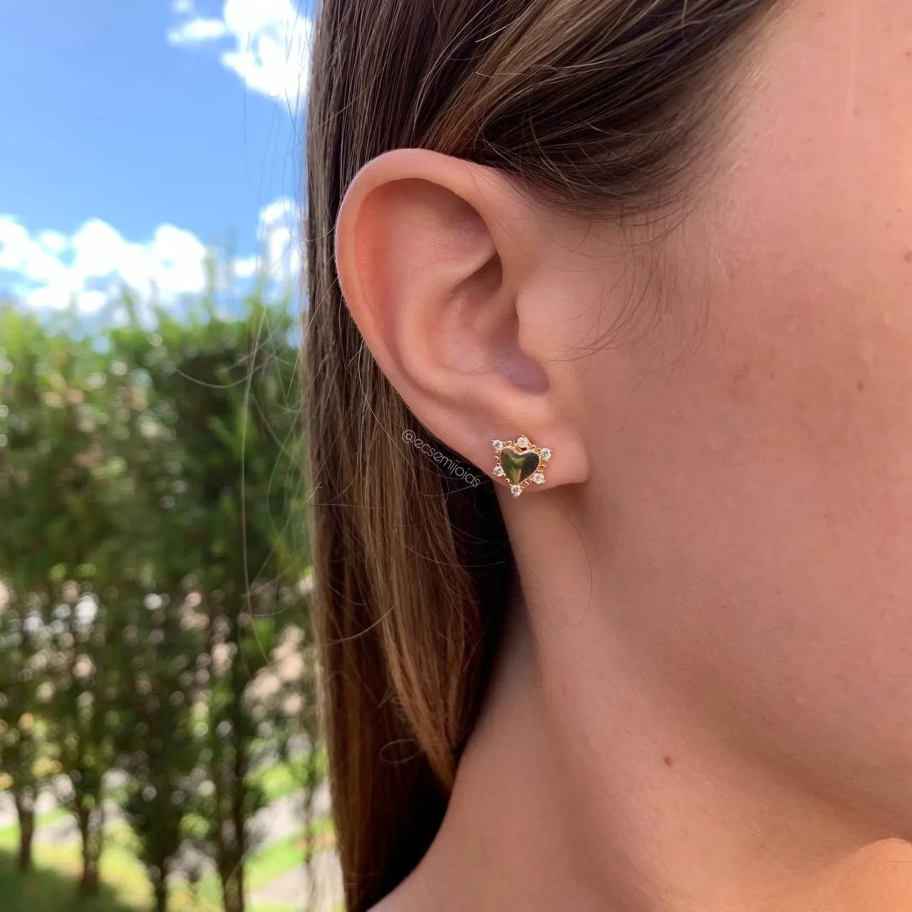 Brinco coração liso com zircônias em volta G - banhada a ouro 18k - coleção love colors