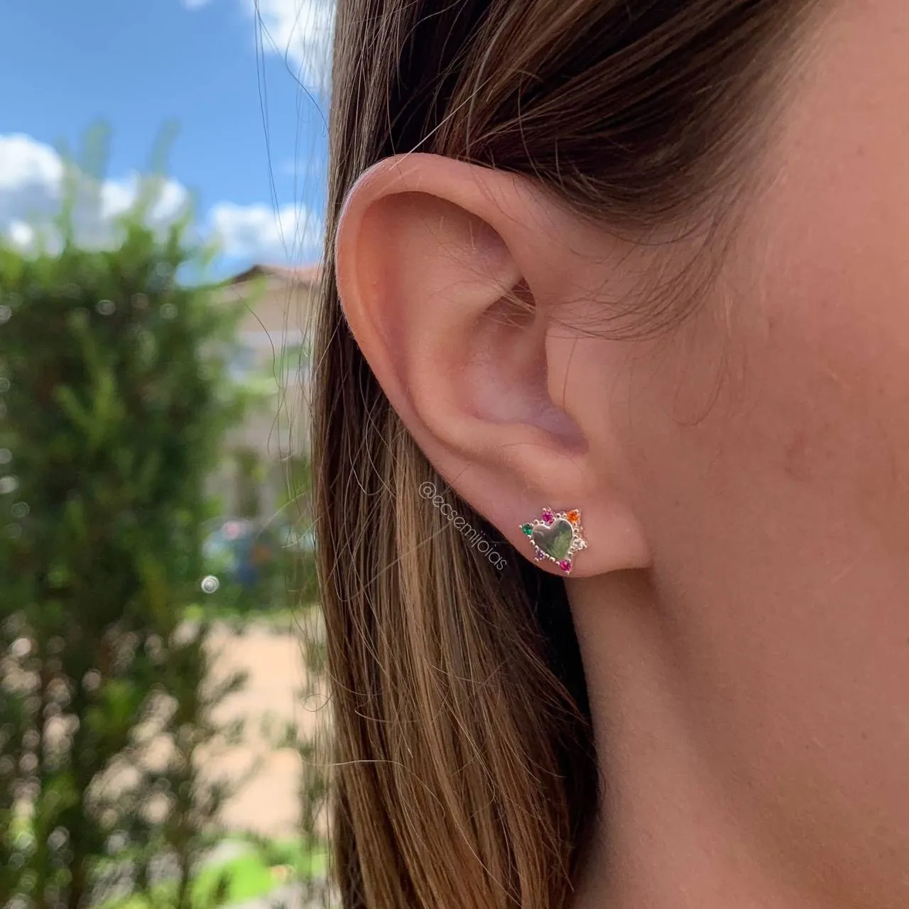 Brinco coração liso com zircônias em volta M - banhada a prata 925 - coleção love colors