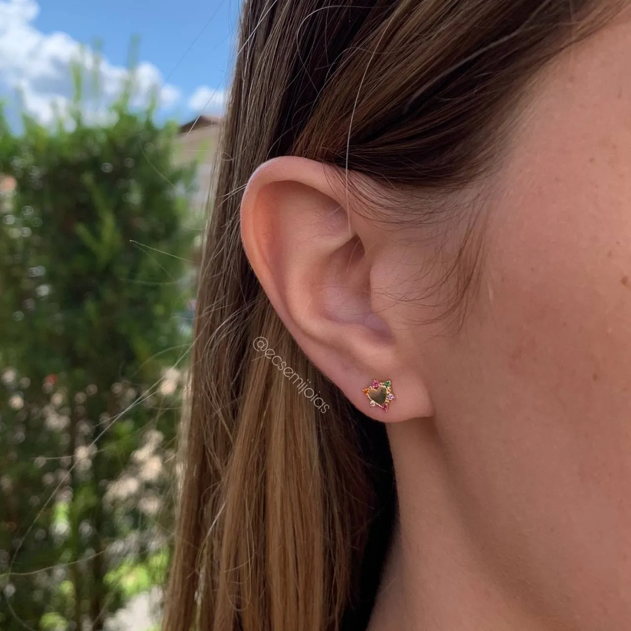Brinco coração liso com zircônias em volta P - banhada a ouro 18k - coleção love colors