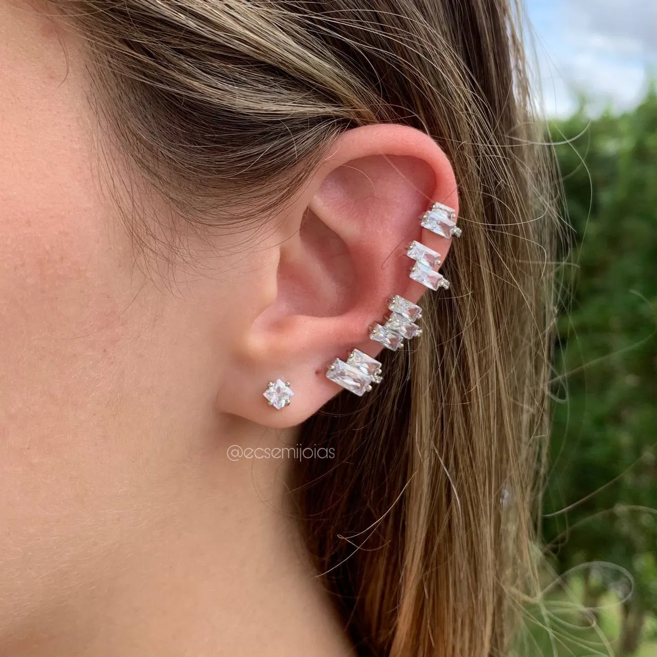 Brinco ear cuff cravejado com 9 zircônias baguete - banhado a ródio branco