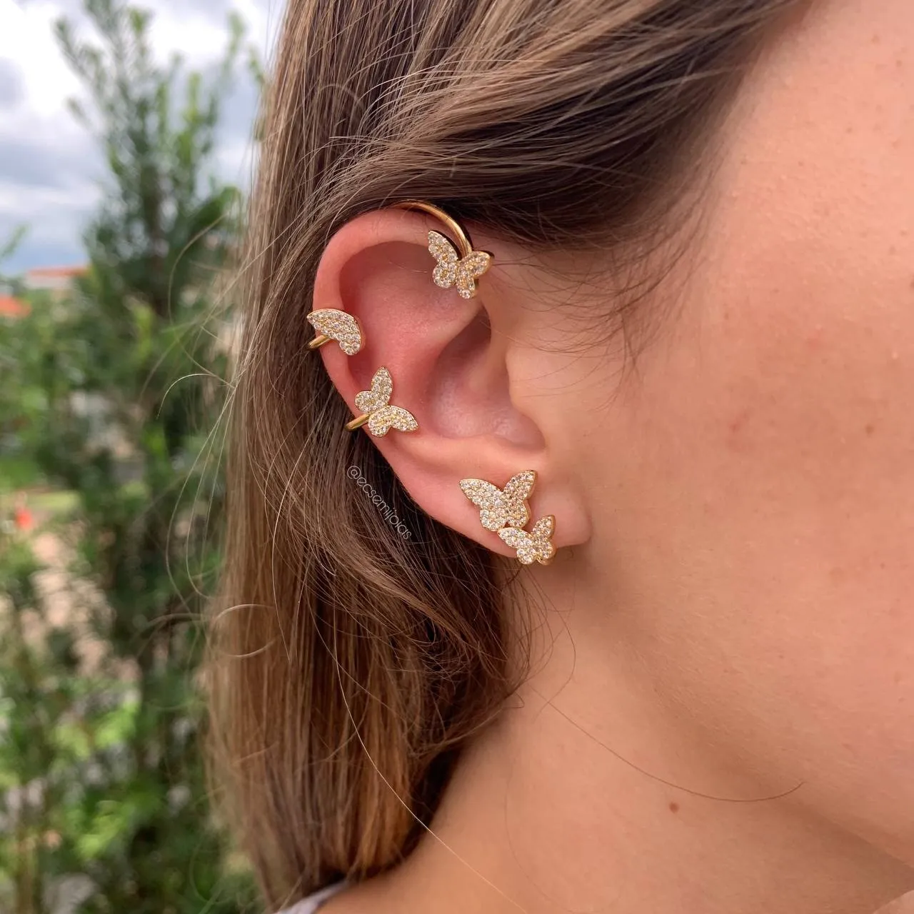 Brinco ear hook de borboletas cravejado - banhado a ouro 18k